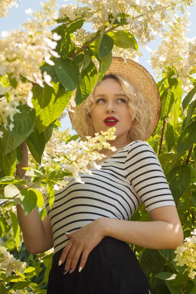 beyaz çiçekler karşı kırmızı dudaklar çekici genç kadın