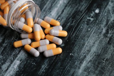 Şişe masanın üzerinde hap, kapsül yakın çekim tıp tablet ile. İlaçlar, antibiyotik, vitamin, eczane konsepti