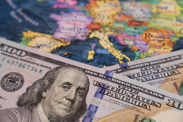 欧洲地图上的美元钞票 美国与欧洲的贸易概念 美国在欧盟的统治 — 图库照片