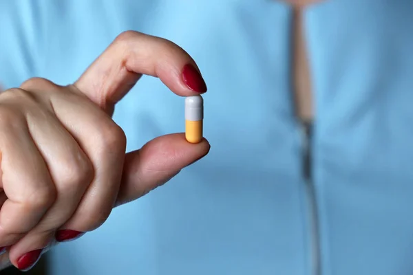 Orvos Üzem Tabletta Kapszula Női Kéz Közelről Tabletta Koncepció Gyógyszeres — Stock Fotó