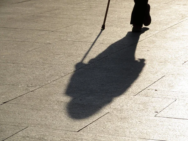 Pessoa Caminhando Com Uma Bengala Silhueta Preta Sombra Longa Pavimento — Fotografia de Stock