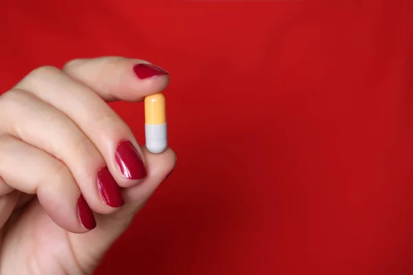 Medico Sosteniendo Píldora Cápsula Mano Femenina Sobre Fondo Rojo Mujer — Foto de Stock