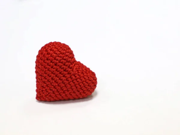 Красное Вязаное Сердце Изолировано Белом Фоне Символ Романтической Любви Сдачи — стоковое фото