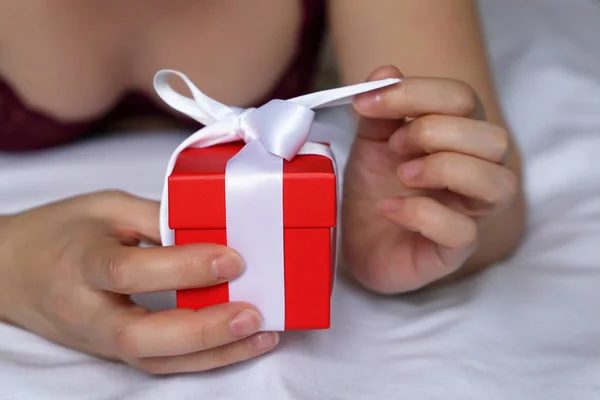 Fehérnemű Szexi Megnyitja Piros Ajándék Doboz Ágyon Valentin Nap Reggelén — Stock Fotó