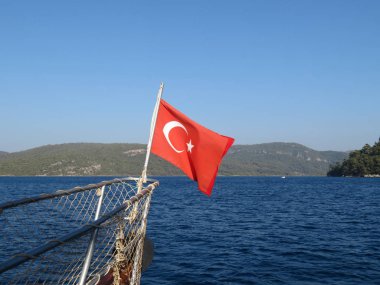 Türkiye bayrağı geminin burnuna. Türkiye sahillerinde, Akdeniz deniz manzarası