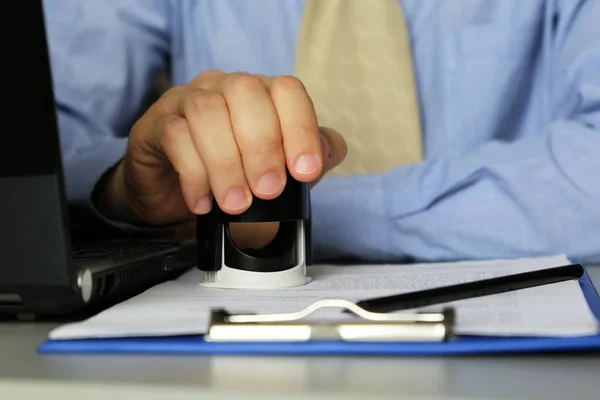 Man Zakelijke Kleding Zet Een Stempel Documenten Het Kantoor Begrip — Stockfoto