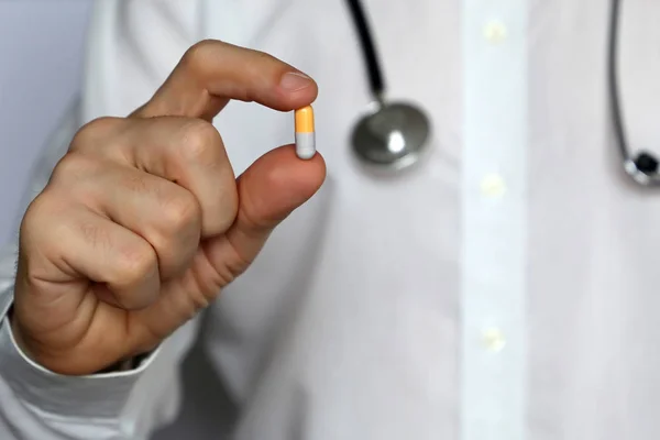 Docteur Avec Pilule Homme Donnant Des Médicaments Capsule Concept Examen — Photo