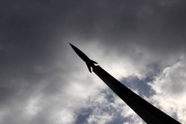 Uzay roketi dramatik gökyüzü siyah silüeti. Moskova, Rus cosmonautics uzayda fatihler anıt