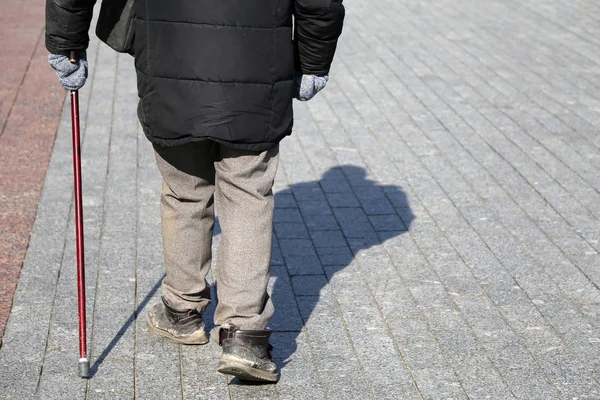 Homem Com Bengala Rua Vista Traseira Conceito Coxear Pessoa Cega — Fotografia de Stock