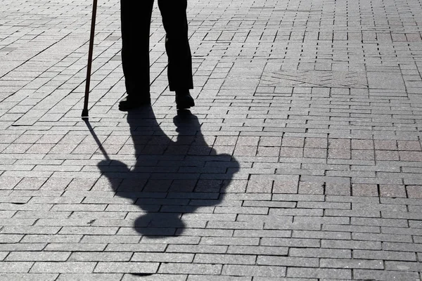 Silhueta Homem Caminhando Com Uma Bengala Sombra Longa Pavimento Conceito — Fotografia de Stock