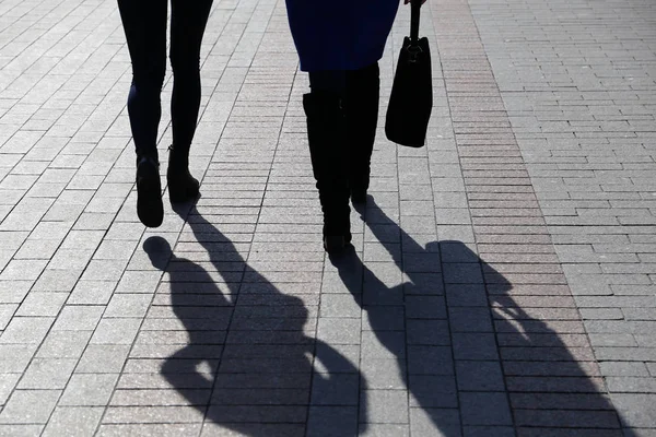 Zwei Frauen Die Die Straße Entlang Gehen Schwarze Silhouetten Und — Stockfoto