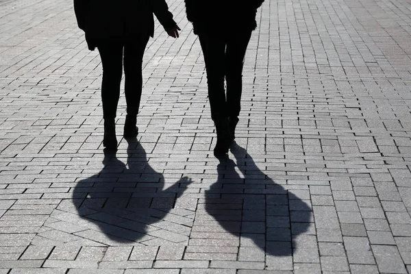 Silhuetas Sombras Duas Mulheres Andando Pela Rua Conceito Meninas Discutindo — Fotografia de Stock