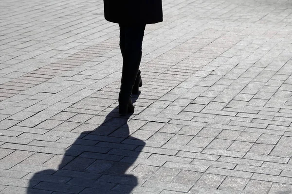 Silueta Mujer Solitaria Caminando Por Calle Sombra Negra Pavimento Slim — Foto de Stock