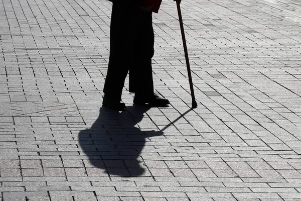 Силуэт Пожилого Человека Идущего Тростью Длинная Тень Тротуаре Концепция Инвалидности — стоковое фото