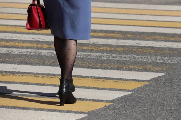 Mulher Caminhando Travessia Pedestres Visão Traseira Pernas Femininas Meias Moda — Fotografia de Stock