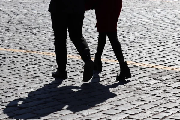 Siluet Pasangan Cinta Jalan Bayangan Trotoar Dua Orang Berjalan Luar — Stok Foto