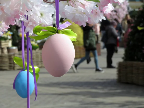Пасхальные Яйца Весенние Украшения Городской Улице Праздничные Голубые Розовые Яйца — стоковое фото