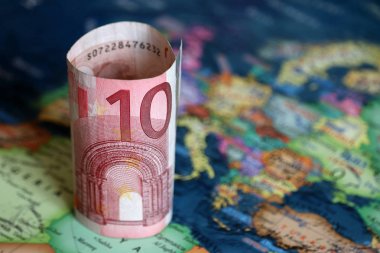 Avrupa haritasında Euro banknot. Avrupa Birliği Kavramı, Avrupa ekonomisi, borsa ve Avrupa Birliği'nde ticaret