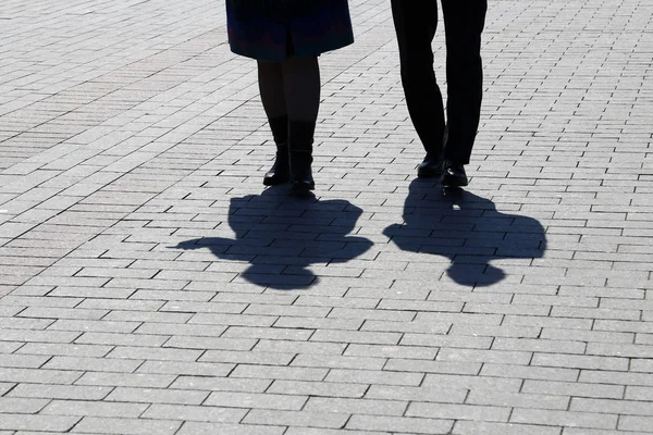Silhouetten Und Schatten Von Zwei Menschen Die Die Straße Hinuntergehen — Stockfoto