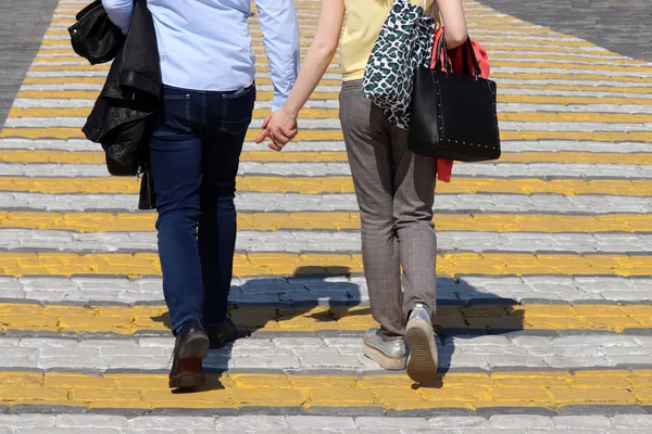 Pareja Enamorada Camina Por Paso Peatonal Cogida Mano Marca Cebra —  Fotos de Stock