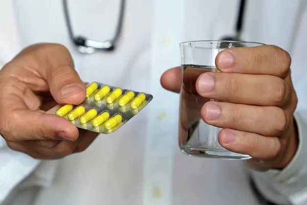 Médecin Tenant Des Pilules Verre Eau Thérapeute Donnant Des Médicaments — Photo