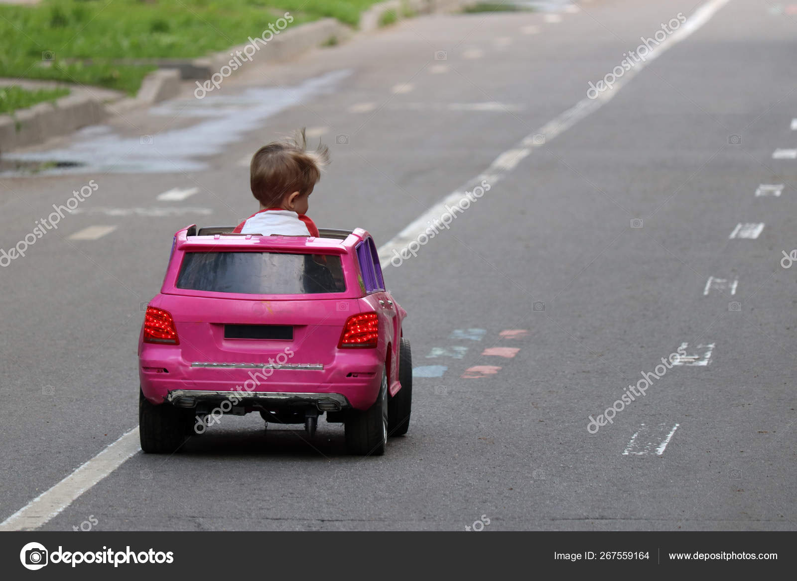 Petit Garçon De Conduire Grosse Voiture De Jouet Et Avoir Du Plaisir, À  L'extérieur. Banque D'Images et Photos Libres De Droits. Image 30993029