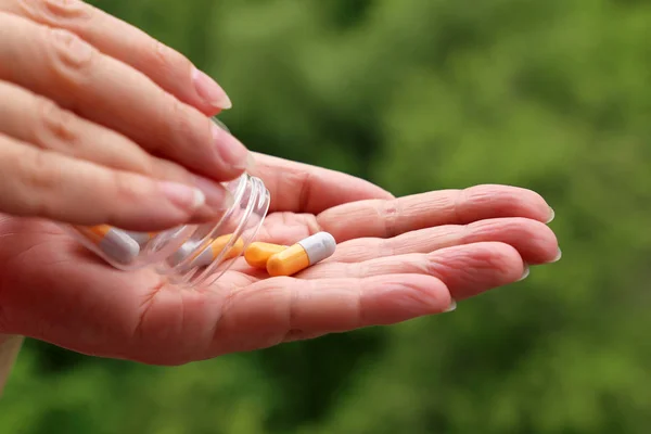 Kvinna Med Piller Kvinnliga Händer Med Burk Tabletter Kapslar Suddig — Stockfoto