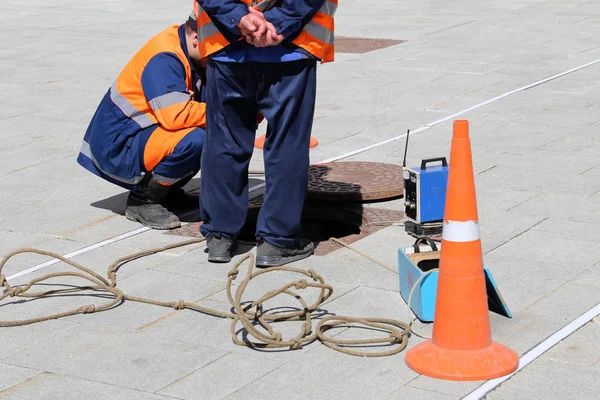 Arbeiter Uniform Stehen Über Der Offenen Kanalluke Auf Einer Straße — Stockfoto