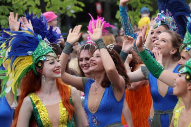 Moskova, Rusya - Mayıs 2019: Samba dansçıları Izmailovo parkında Brezilya karnavalında. Mutlu kadınlar tüyleri ile renkli festival kostümleri dans