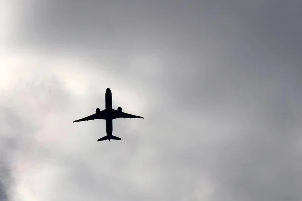 Avión Volando Sobre Nubes Tormenta Fondo Silueta Avión Pasajeros Cielo — Foto de Stock