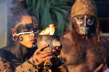 Maya Savaşçısı tarihi festival Times ve çağlarda ateş kadehi ile duruyor. Antik Maya ritüeli, Meksikalı grup Xipetotek tarafından göstermek, Maya tarihinin reenactors - Moskova, Rusya, Haziran 2019 