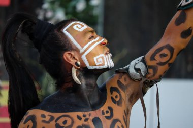 Moskova, Rusya - Haziran 2019: Tarihi festival Times ve çağlarda jaguar ın savaş boyama maya savaşçı. Meksikalı grup Xipetotek, otantik Maya kültür ve tarihin reenactors tarafından göster