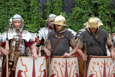 Moskova, Rusya - Haziran 2019: Tarihi festival Times ve çağlar boyunca yürüyüşantik Roma Lejyonerleri. Roma ordusunun zırh ve silah larının yeniden inşası
