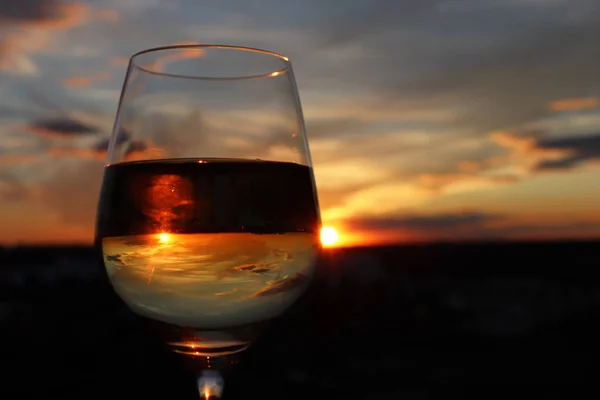 Bicchiere Con Vino Bianco Bellissimo Sfondo Tramonto Sole Cielo Riflettono — Foto Stock