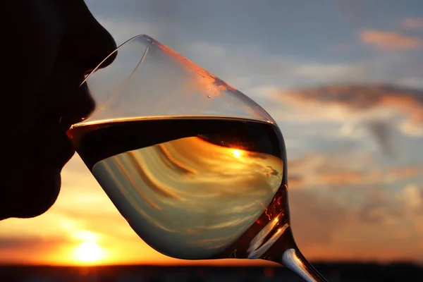 Donna Beve Vino Bianco Tramonto Bel Cielo Riflette Nel Bicchiere — Foto Stock