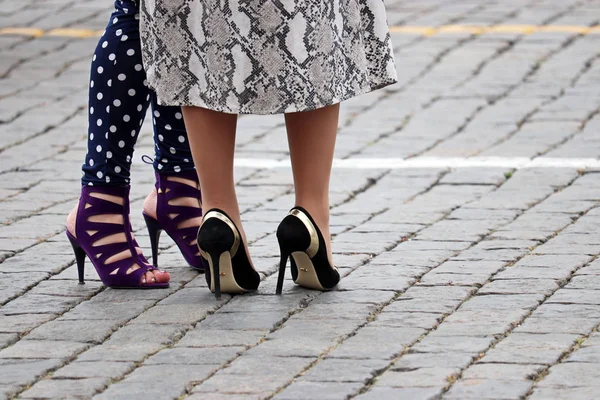 Högklackade Skor Kvinnligt Mode Sommaren Två Snygga Kvinnor Står Gatan — Stockfoto