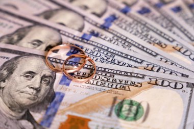 Amerikan dolarlarında alyanslar. Kolaylık evlilik kavramı, pahalı düğün, nişan için tasarruf