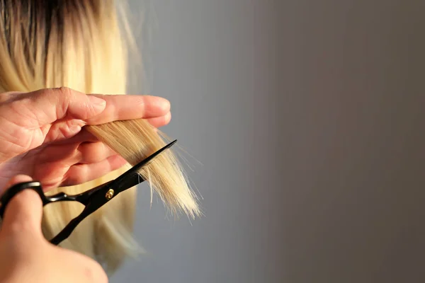 Friseur Schneidet Die Blonden Haare Schere Frauenhänden Aus Nächster Nähe — Stockfoto