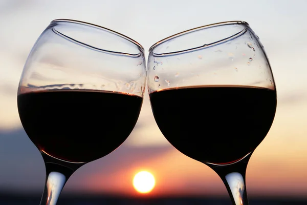 Due Bicchieri Vino Rosso Bellissimo Sfondo Tramonto Sole Riflette Nel — Foto Stock