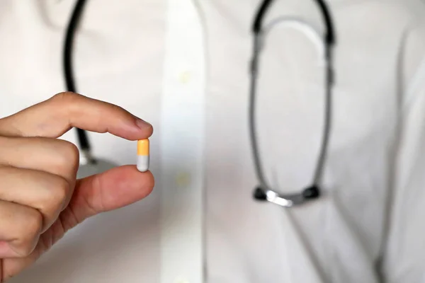 Médecin Tenant Pilule Main Masculine Avec Des Médicaments Capsule Gros — Photo