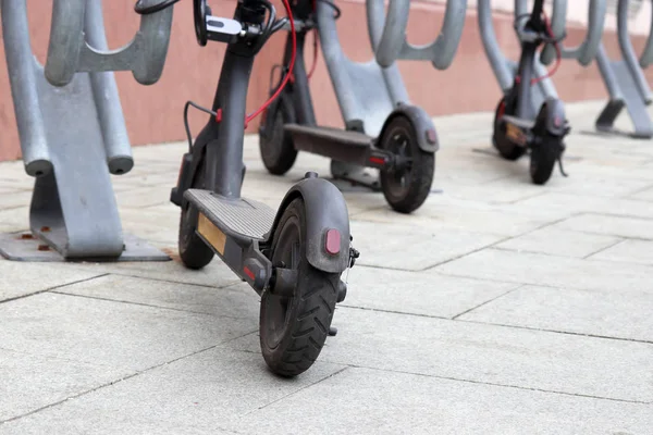 Scooters Eléctricos Fila Estacionamiento Ciudad Sistema Alquiler Bicicletas Scooters Una — Foto de Stock