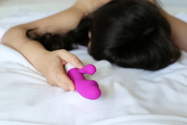 Vibrator Weiblicher Hand Erwachsenes Sexspielzeug Frau Liegt Auf Einem Bett — Stockfoto