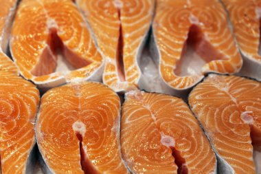 Buzda taze pembe somon bifteği. Marketteki kırmızı balık, omega yağlı sağlıklı gıda kavramı, balıkçılık endüstrisi.