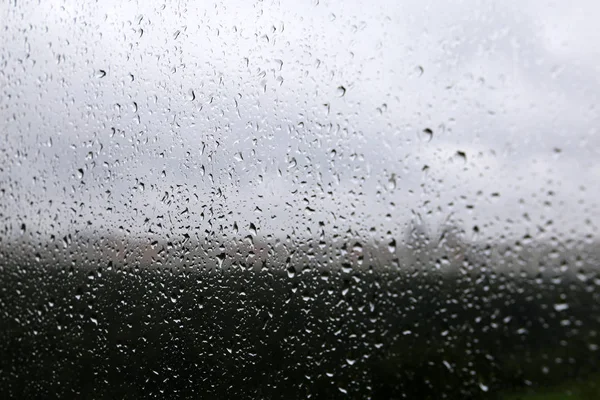 Gotas Água Vidro Janela Fundo Borrado Edifícios Cidade Céu Nublado — Fotografia de Stock