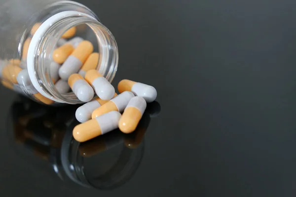 Pilules Dans Flacon Médicaments Capsules Sur Une Table Verre Sombre — Photo