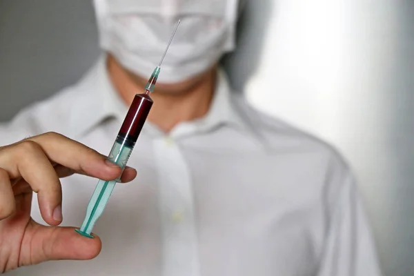 Лікар Шприцом Людина Медичній Масці Готується Єкцій Концепція Вакцинації Аналіз — стокове фото