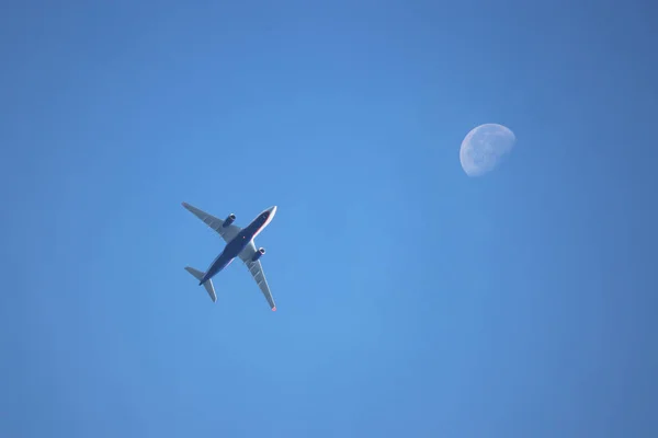 Avión Volando Cielo Azul Fondo Luna Menguante Mañana Avión Bimotor — Foto de Stock
