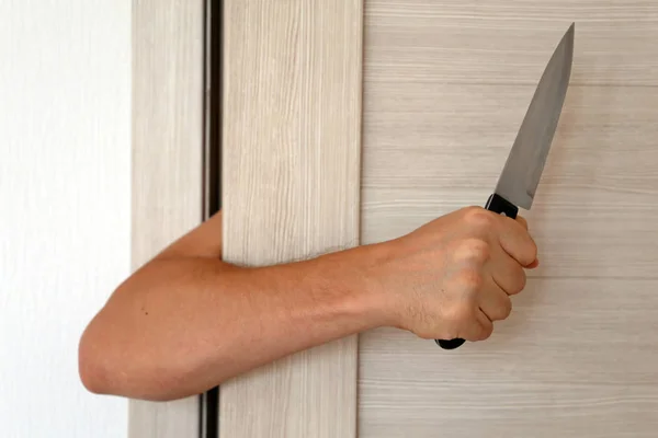 Чоловік Ножем Руці Виходить Дверей Концепція Злочину Вбивства Маніяка Домашнє — стокове фото