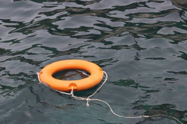 Denizde turuncu yaşam halkası, suda güvenlik. Sahilde Lifebuoy, bir boğulma tasarrufu kavramı