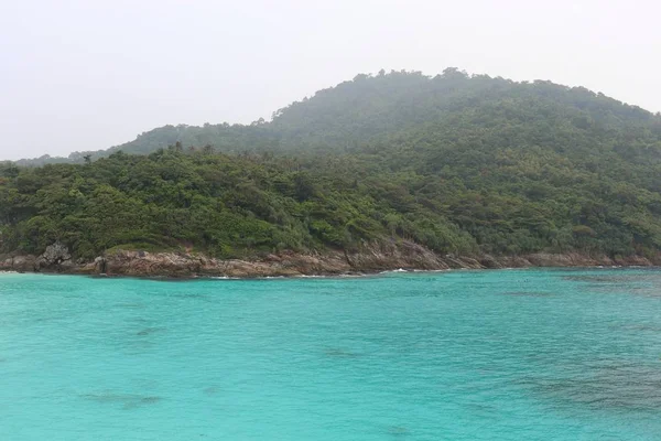 Tropisk Utsikt Till Azurblå Havet Och Grönt Berg Täckt Med — Stockfoto